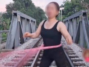 Người phụ nữ vô tư tập lắc vòng trên đường ray tàu hỏa