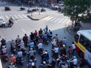 Dừng chờ đèn đỏ ở bóng râm mà không sát vạch có thể dính phạt nặng, tài xế lưu ý