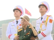 Anh hùng La Văn Cầu - vị Đại tá duy nhất chào điều lệnh bằng tay trái