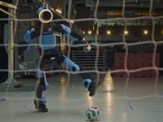 Robot nhân hình Trung Quốc ra sân, tái hiện cú sút phạt đền của Messi và Ronaldo