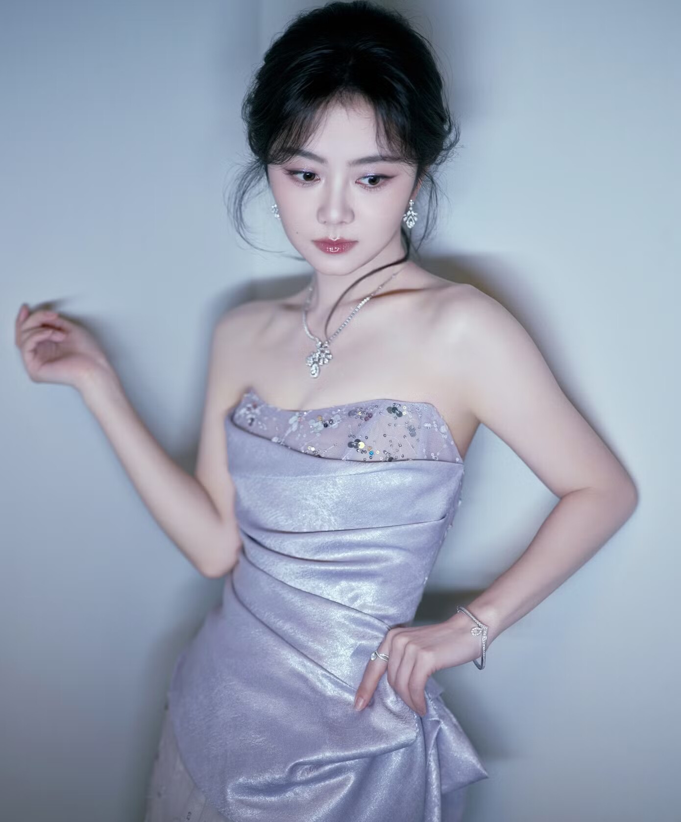 Dương Mịch và Đàm Tùng Vận đều có địa vị cao hơn Lưu Học Nghĩa, nhưng phải xếp sau nam diễn viên vì họ có nhiều nét.