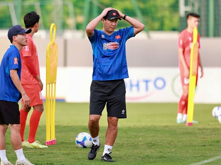 Thầy Kim đau đầu vì quân số ĐT Việt Nam, trung vệ Nhật Minh nói gì về áp lực AFF Cup?