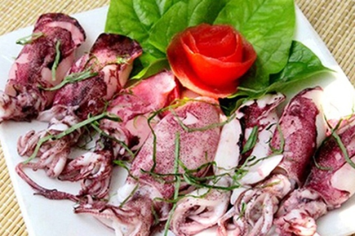 Bí quyết luộc mực tươi giòn, ngọt thơm như nhà hàng và món mực luộc lá lốt cực kỳ ngon cơm