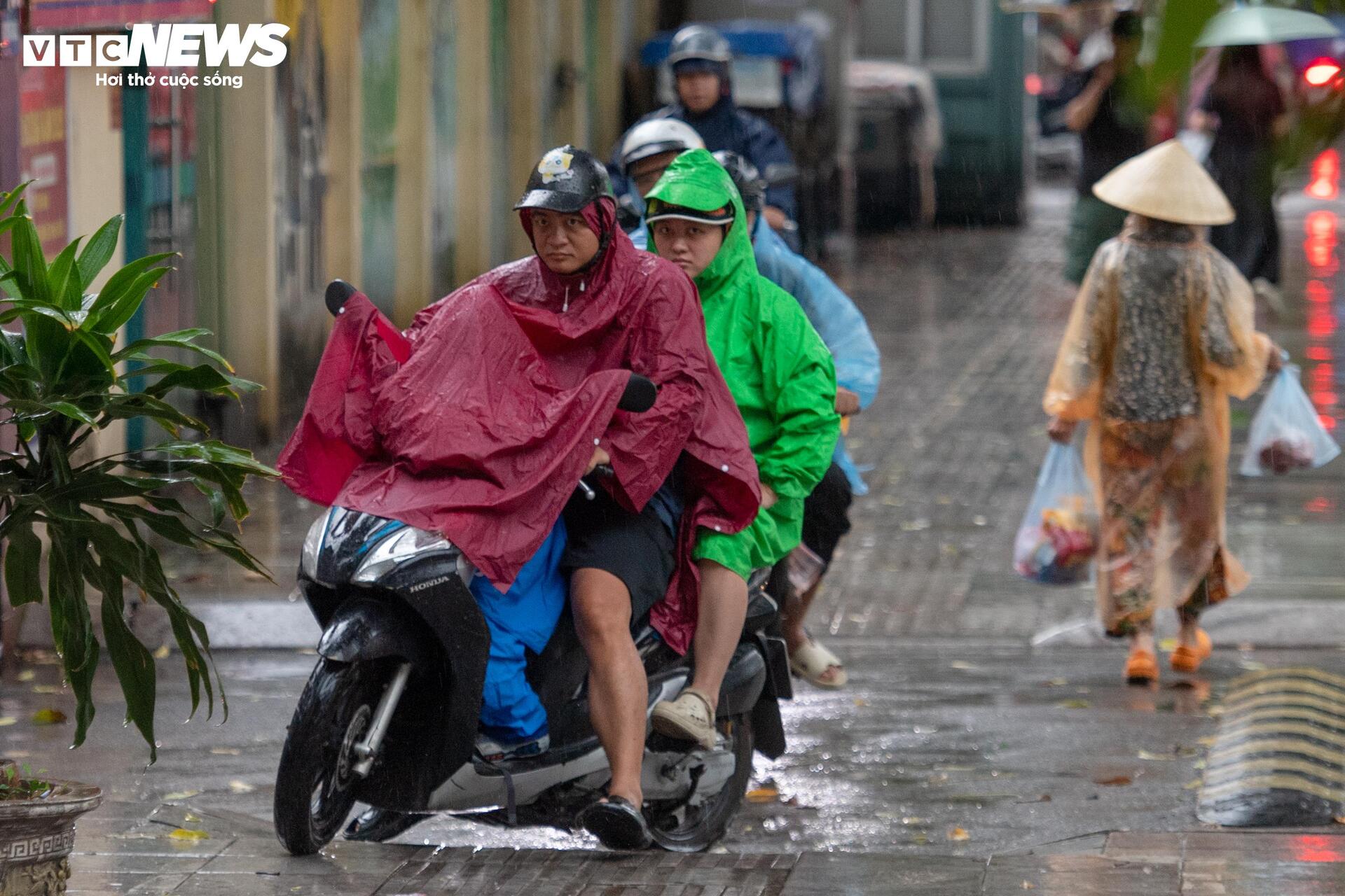 Hà Nội đón 'mưa vàng' đúng giờ cao điểm, nhiều tuyến phố ùn tắc - 7
