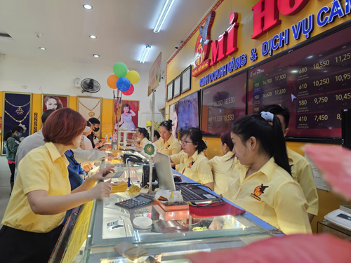 Giá vàng liên tục giảm thời gian qua. Ảnh: LÊ TỈNH