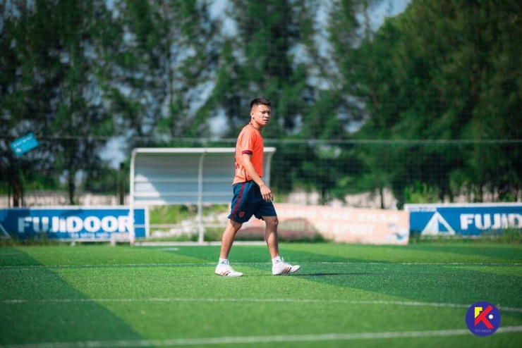Không chỉ vẻ ngoài giống tiền đạo Kylian Mbappe, anh Nguyễn Văn Thanh có niềm đam mê đặc biệt với bóng đá. Ảnh: May Don