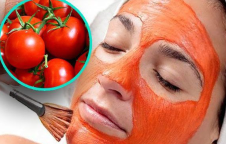 Cà chua giàu là thực phẩm giàu vitamin C, các vitamin nhóm B có công dụng cân bằng sắc tố da, làm mờ vết thâm nám, tẩy tế bào chết và làm sáng da hiệu quả.