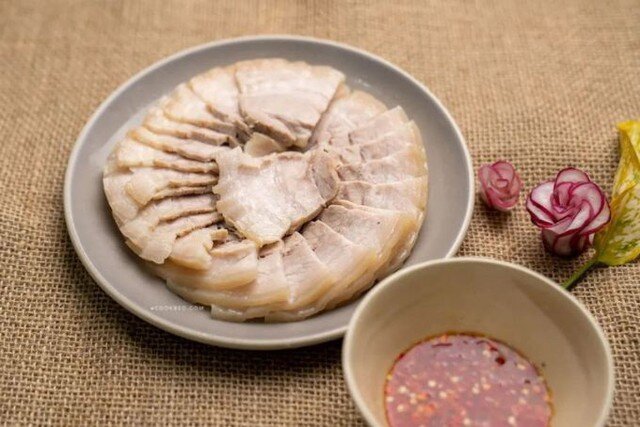 Nước luộc thịt chứa một phần protein hòa tan, vitamin nhóm B và khoáng chất được giải phóng trong quá trình đun nấu.