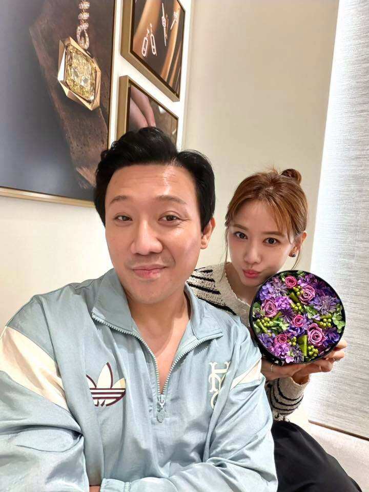 Ảnh sao 26/6: Anh chồng Đỗ Mỹ Linh khoe 'đặc quyền' bên mẹ - 2