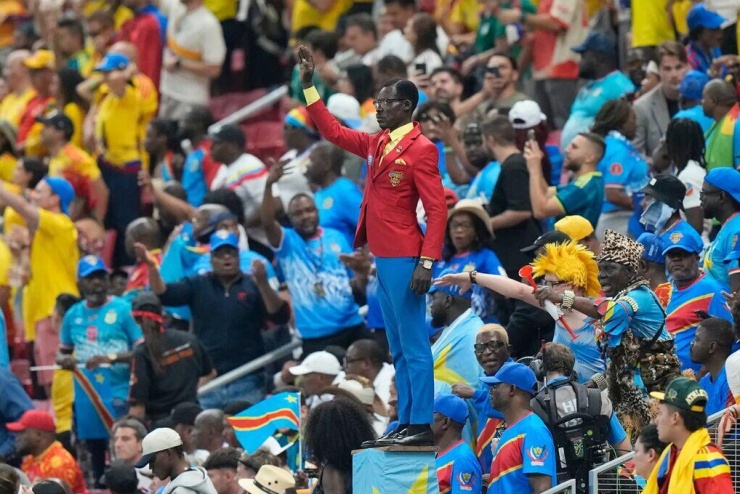 Michel Nkuka Mboladinga hóa "tượng sống" trong trận đấu giữa Congo và Colombia, hôm 23/6. Ảnh: AP