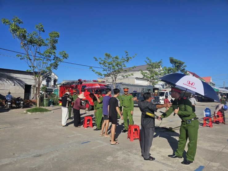 Cảnh sát kiểm tra an ninh. Ảnh: Hoàng Nam