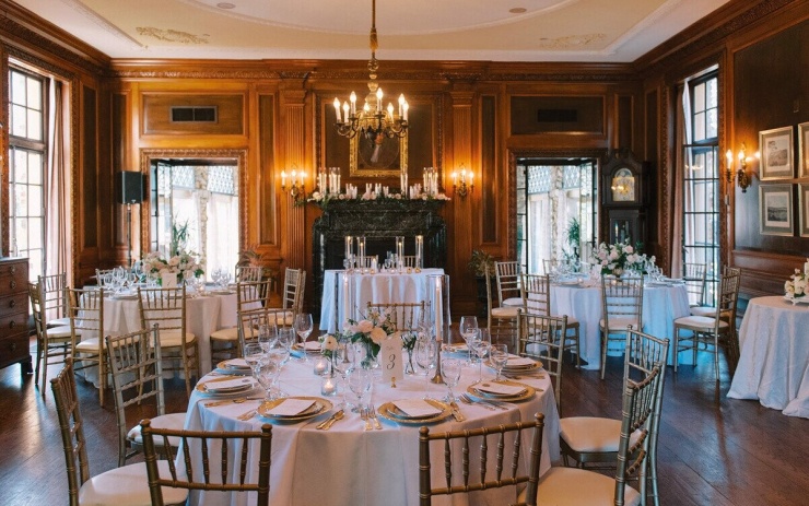 Graylyn Estate có hai khu vực phục vụ chính. Graylyn Estate Dining bố trí theo phong cách truyền thống với bàn ăn, lò sưởi và nội thất gỗ, chuyên phục vụ ba bữa trong ngày. Khu vực Grille Room nằm tại tầng hầm. Ngoài ra, lâu đài còn cung cấp các không gian ăn uống, tiếp khách khác ở cả trong nhà và ngoài trời.
