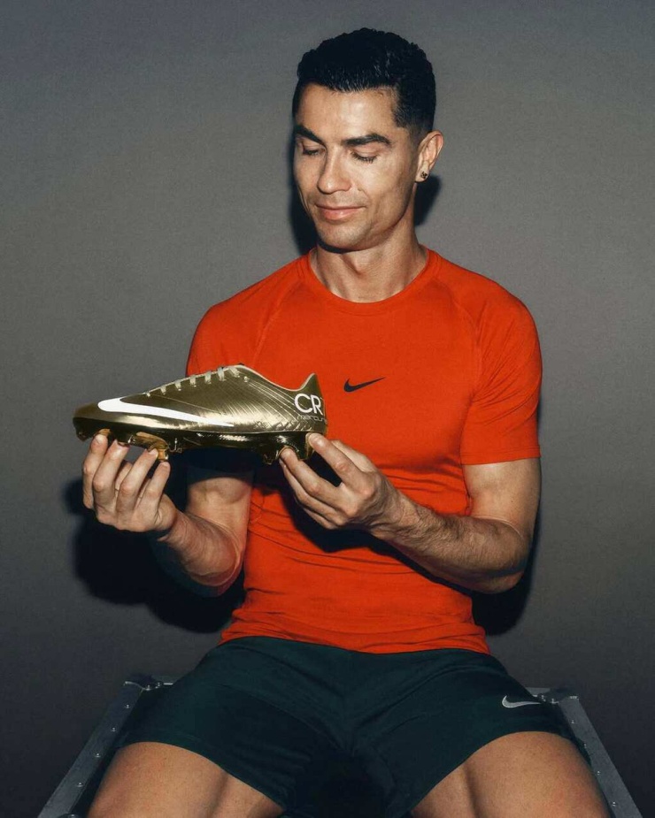 Ronaldo và đôi Nike Mercurial Superfly I RGN Gold CR7 "GOAT", đánh dấu cột mốc anh là cầu thủ đầu tiên trong lịch sử ghi bàn ở sáu kỳ World Cup. Ảnh: Instagram Cristiano