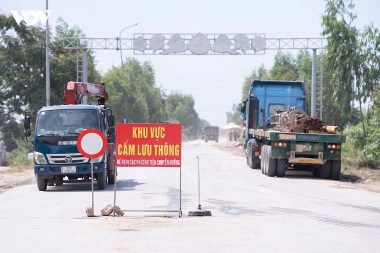 Trên công trường đại dự án sân bay Gia Bình lực lượng chức năng tiến hành đặt biển báo cấm lưu thông, hạn chế phương tiện di chuyển vào khu vực nhằm đảm bảo an toàn.