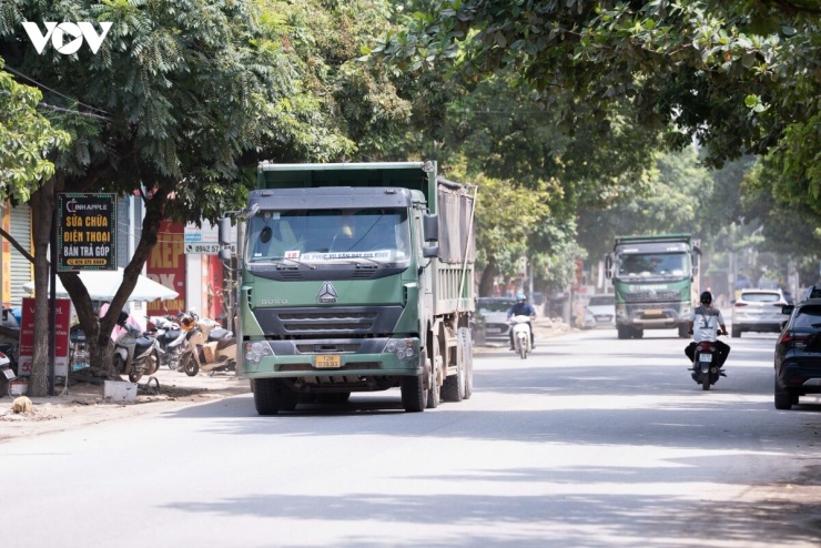 Hằng ngày có hàng trăm phương tiện vận chuyển vật liệu xây dựng chạy "rầm rập" không kể ngày đêm phục vụ tiến độ đại dự án sân bay Gia Bình.