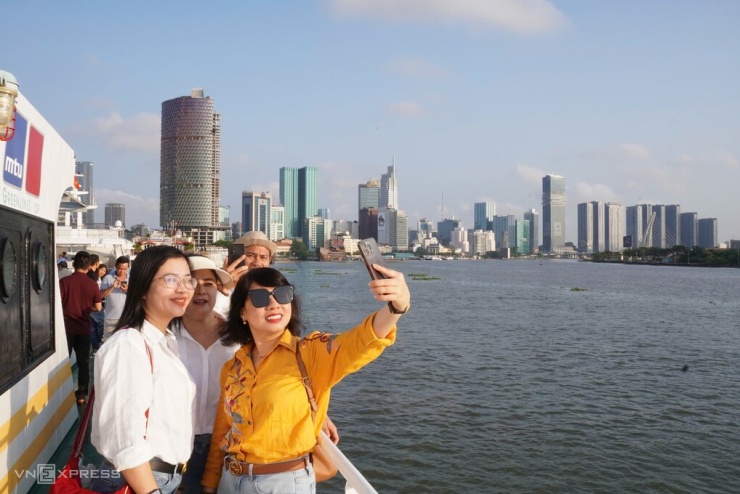 Du khách đi tàu cao tốc TP HCM - Côn Đảo. Ảnh: Tuấn Anh