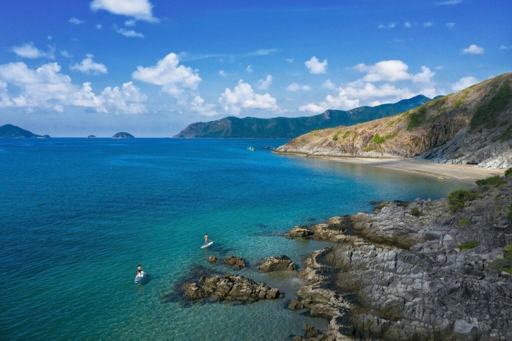 Du khách tham gia các hoạt động trải nghiệm trên biển. Ảnh: Booking