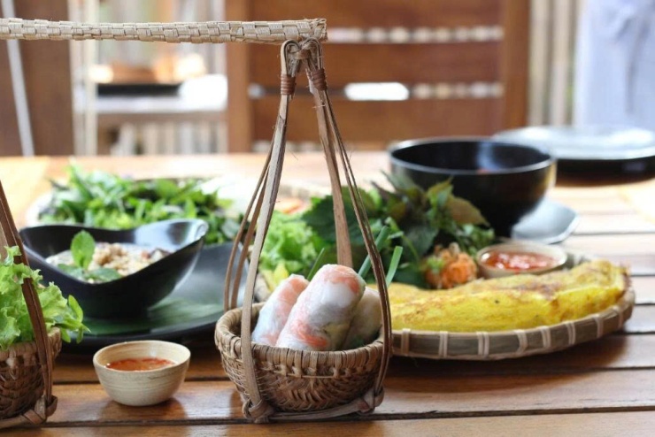Món nem cuốn Côn Đảo. Ảnh: Booking