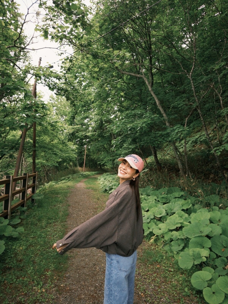Tăng Thanh Hà 'tắm rừng' Maruyama xanh mướt ở Hokkaido - 7