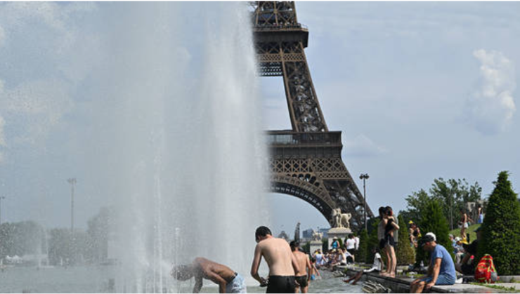 Người dân Paris giải nhiệt tại các đài phun nước giữa đợt nắng nóng ở Paris, Pháp hôm 20/6. Ảnh: GI.