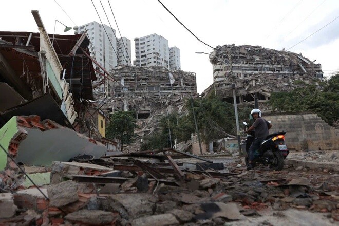 Người dân Venezuela đang phải gánh chịu hậu quả nặng nề của trận động đất kép. Ảnh: AP