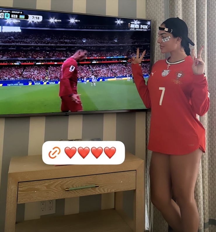 Georgina Rodriguez cổ vũ C.Ronaldo trong trận gặp Uzbekistan. Ảnh: Instagram