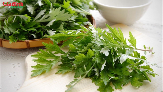 Lá ngải cứu chứa tinh dầu tự nhiên, flavonoid, vitamin A, vitamin C...