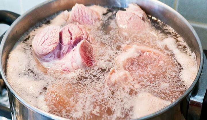 Xương sau khi rửa sạch nên được cho vào nồi nước lạnh, đun sôi khoảng 3–5 phút rồi vớt ra rửa lại dưới vòi nước. (Ảnh minh họa)