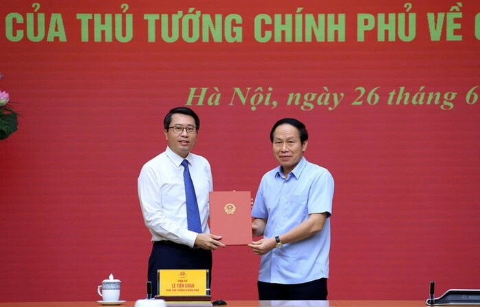 Phó Thủ tướng Lê Tiến Châu trao quyết định và tặng hoa chúc mừng tân Phó Chủ nhiệm Văn phòng Chính phủ Trần Anh Tiến. Ảnh: VGP