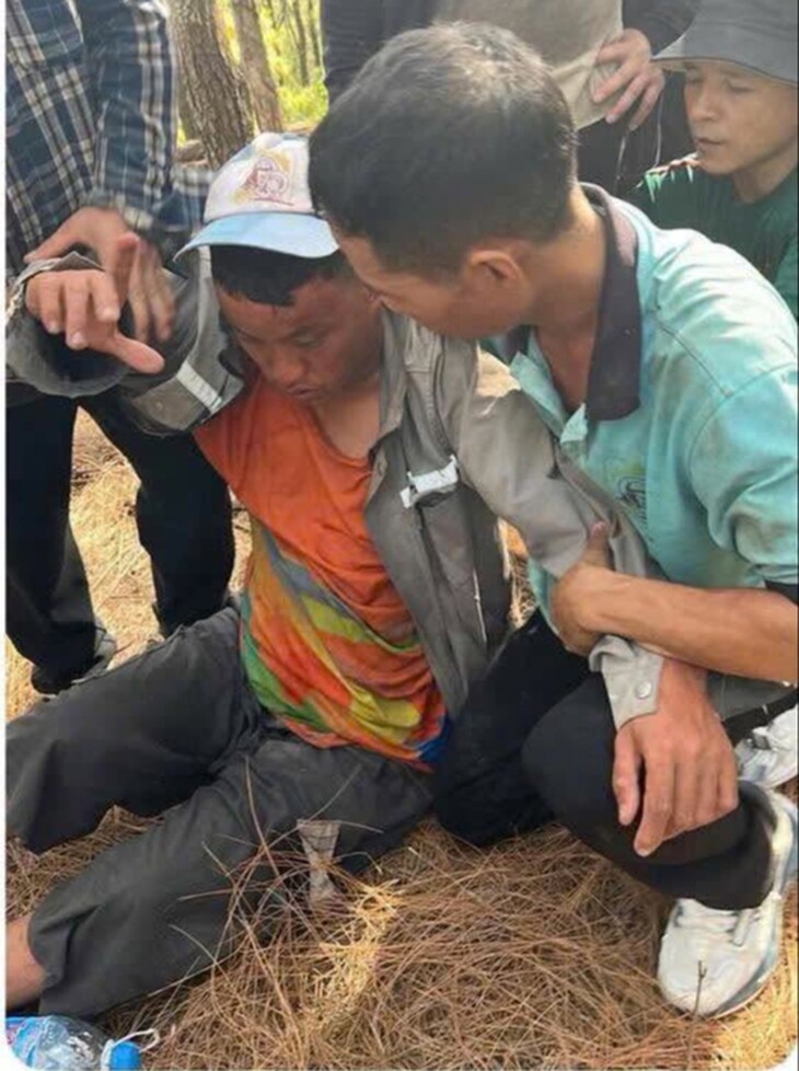 Anh H.V.T. được lực lượng chức năng và người dân tìm thấy trên đồi Khe Lở trong tình trạng mất nước, đói và kiệt sức sau gần một ngày đi lạc.