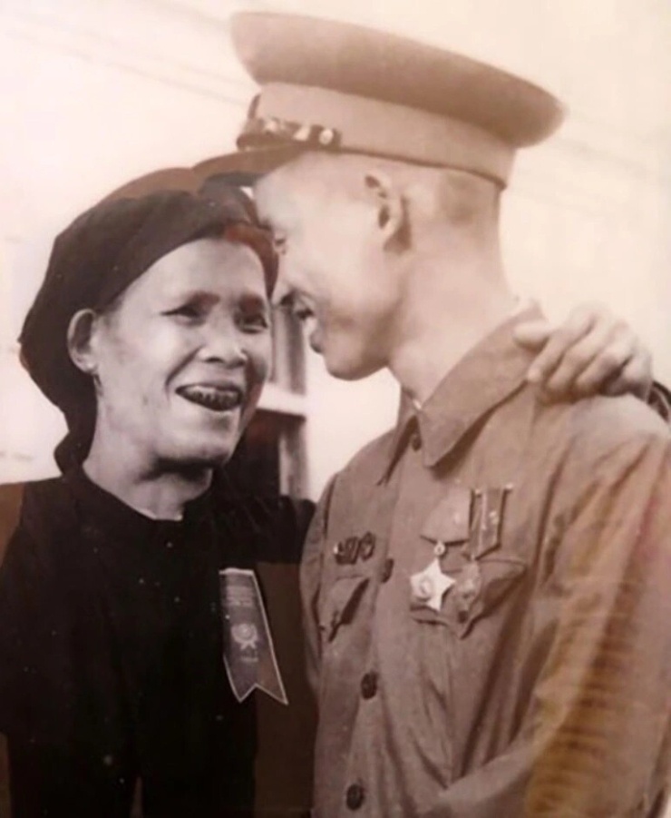 Bà Lục Thị Quý và con trai La Văn Cầu gặp nhau ở sân bay Gia Lâm, năm 1955. Ảnh tư liệu