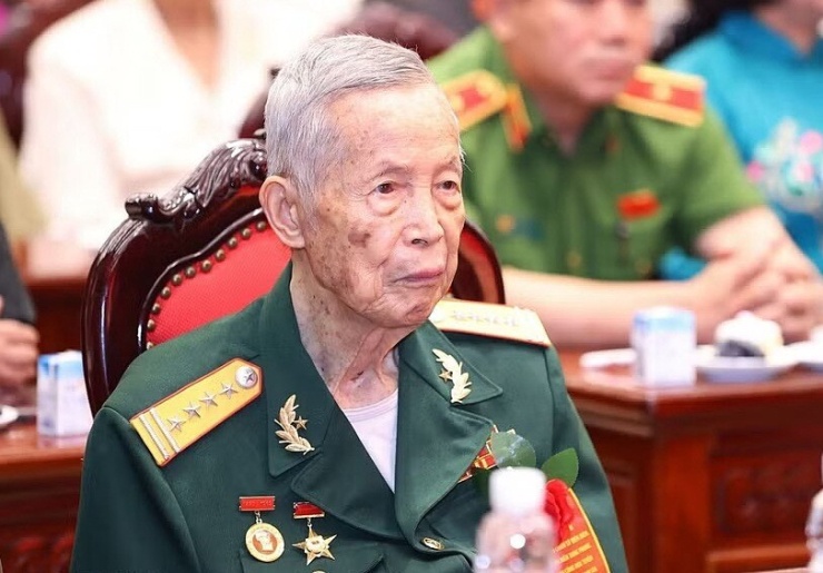 Đại tá, anh hùng quân đội La Văn Cầu. Ảnh: TTXVN