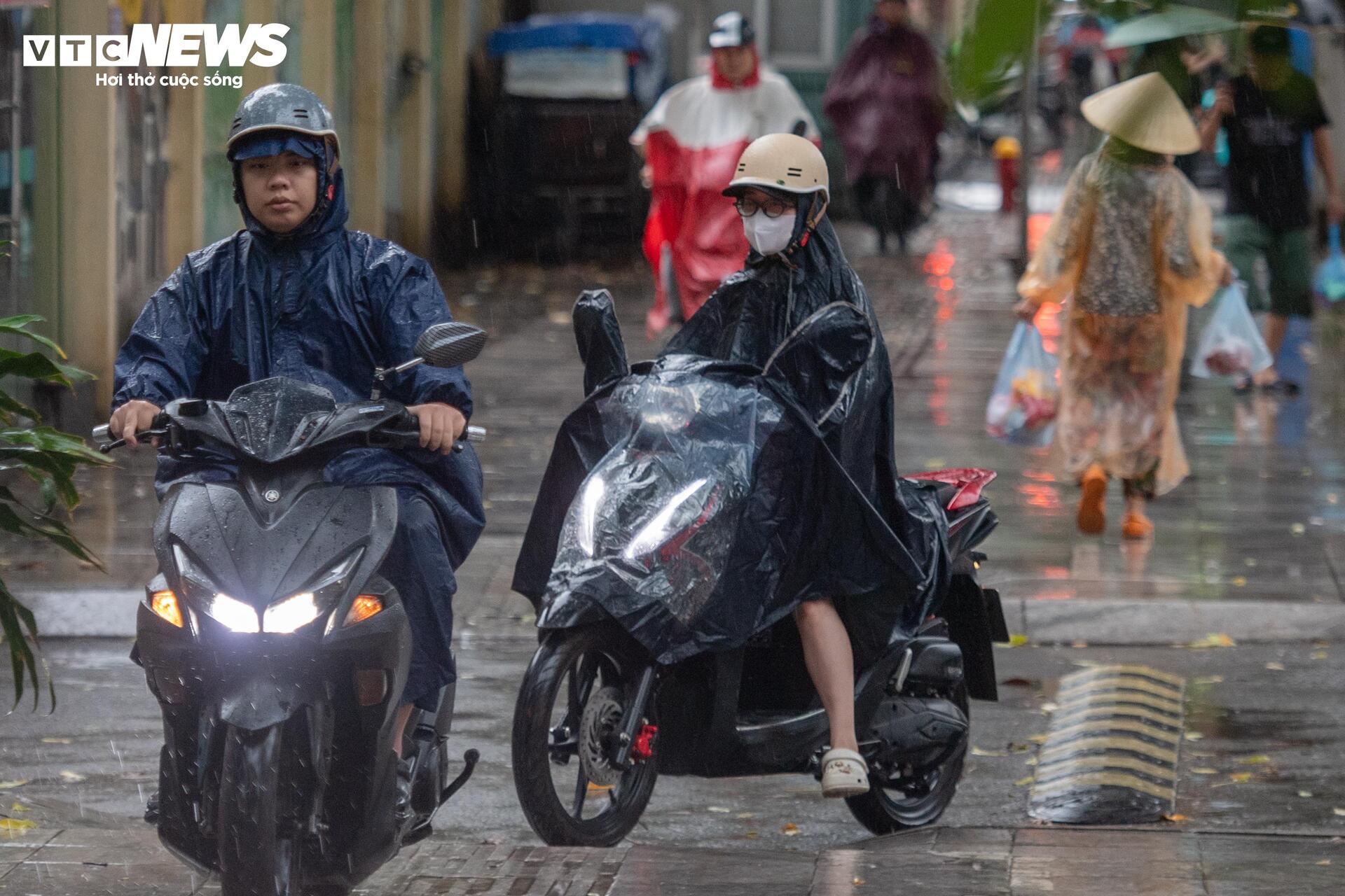 Hà Nội đón 'mưa vàng' đúng giờ cao điểm, nhiều tuyến phố ùn tắc - 8