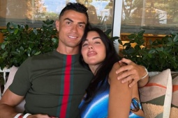 C. Ronaldo hội ngộ vợ sắp cưới sau khi phá kỷ lục tại World Cup
