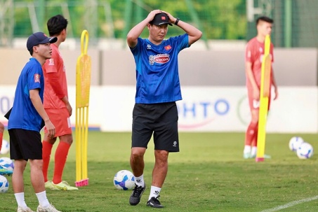 Thầy Kim đau đầu vì quân số ĐT Việt Nam, trung vệ Nhật Minh nói gì về áp lực AFF Cup?