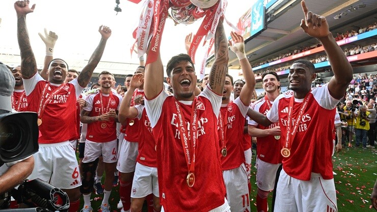 Arsenal thông báo đã kích hoạt điều khoản mua đứt Hincapie