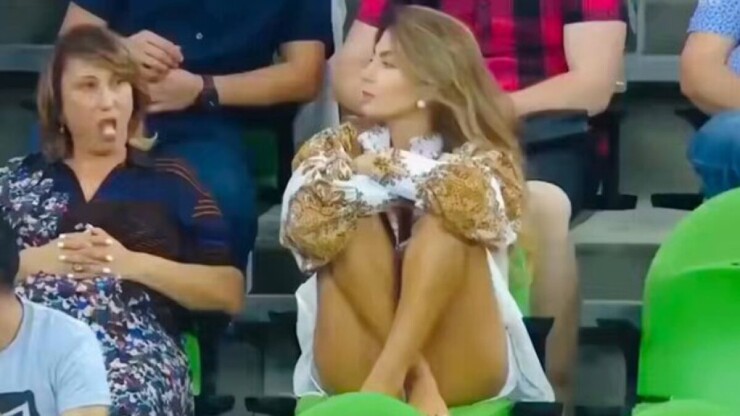 Fan nữ xinh đẹp ngồi vắt vẻo xem World Cup khiến bình luận viên nhà đài quên cả nhiệm vụ 