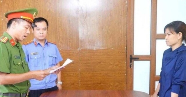 Khởi tố người phụ nữ xịt vòi nước cao áp vào mặt bà bán rau ở Phú Thọ