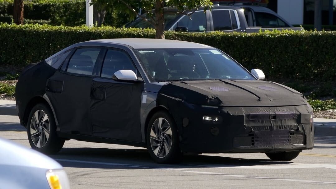 Hyundai Elantra đang trong quá trình hoàn thiện và chạy thử trên đường phố.