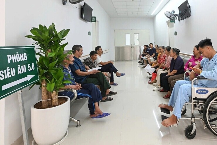 Người dân phấn khởi khi khám bệnh tại Bạch Mai cơ sở 2