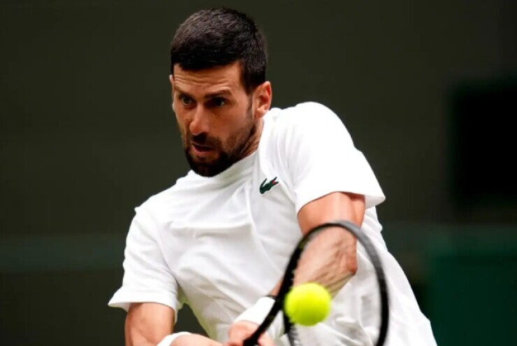 Djokovic thắng trận đầu tiên trên sân cỏ, gửi "cảnh báo" tới Sinner ở Wimbledon
