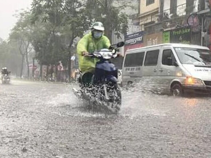 Cảnh báo dông lốc nội thành Hà Nội