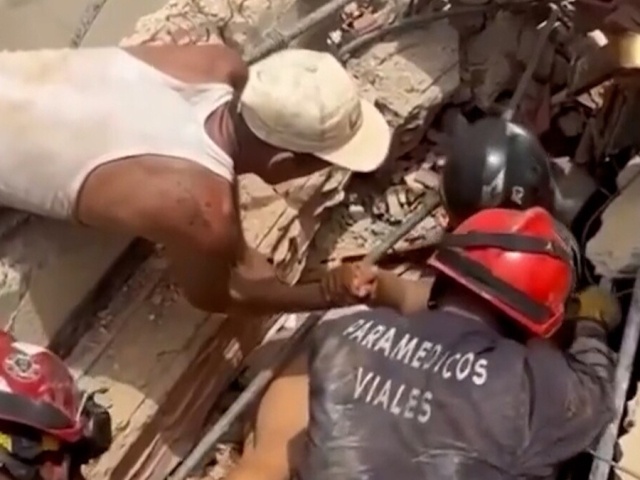 Giải cứu nhiều người khỏi đống đổ nát sau động đất ở Venezuela