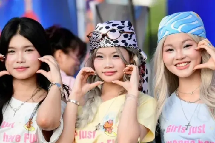 Hàng nghìn fan nữ biến concert Thanh xuân thành sàn diễn thời trang