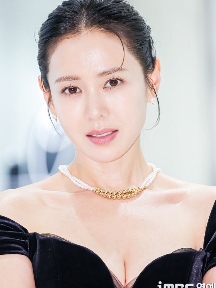 Son Ye Jin vai trần, ngực đầy dự sự kiện - 4
