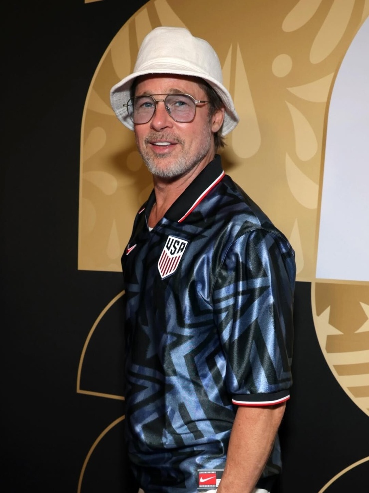 Không còn là thảm đỏ, Brad Pitt chọn khán đài World Cup 2026 để tận hưởng bầu không khí bóng đá