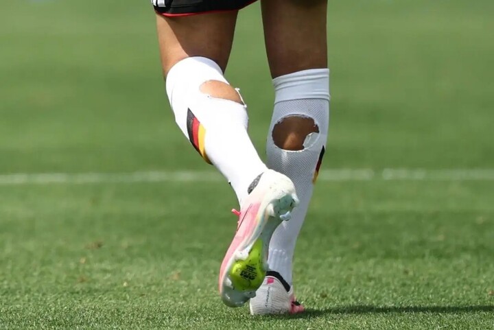Leroy Sane là một trong số nhiều cầu thủ World Cup thường xuyên cắt lỗ trên tất.