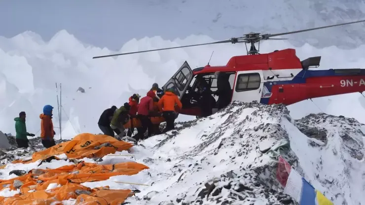 Cứu hộ bằng trực thăng tại Everest. Ảnh: The Times