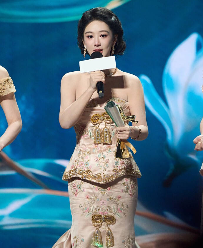 Dương Tử chia sẻ tại Lễ trao giải Bạch Ngọc Lan. Video: Weibo