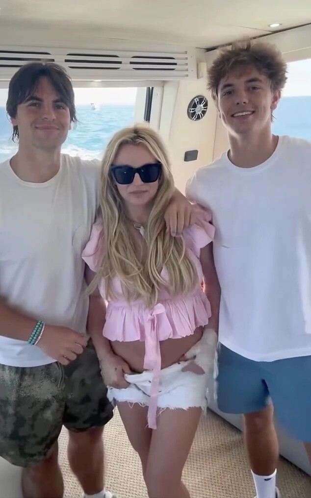 Britney Spears bên hai con trai trong chuyến du lịch biển hồi tháng 3. Ảnh: Instagram Britney Spears